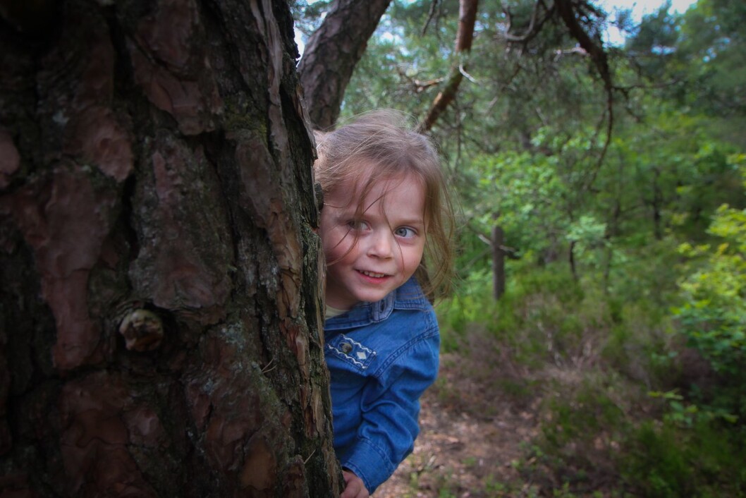 Miriam Ødegård dukker opp bak et tre. Miriam Ødegård dukker opp bak et tre.
