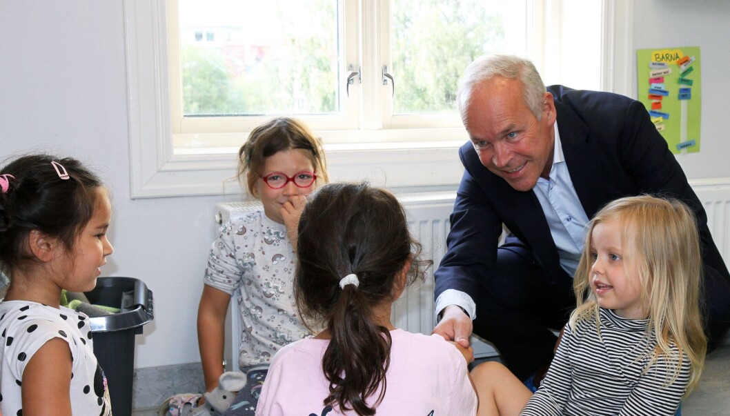 Mandag var kunnskaps- og integreringsminister Jan Tore Sanner (H) på besøk i Internasjonal kulturbarnehage i Oslo for å legge frem regjeringens forslag til en mobbelov for barnehager. Mandag var kunnskaps- og integreringsminister Jan Tore Sanner (H) på besøk i Internasjonal kulturbarnehage i Oslo for å legge frem regjeringens forslag til en mobbelov for barnehager.