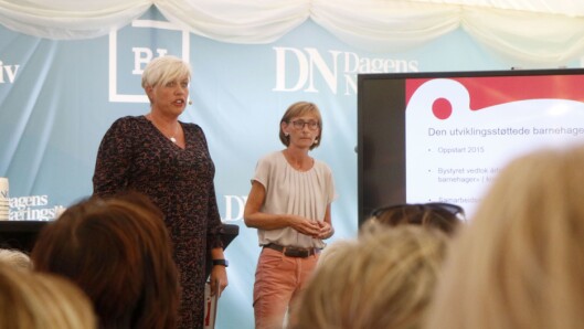 Som en innledning til debatten var Gudrun Skancke Eriksen og Birthe Holm fra Sandnes-satsingen Den utviklingsstøttende barnehagen. Som en innledning til debatten var Gudrun Skancke Eriksen og Birthe Holm fra Sandnes-satsingen Den utviklingsstøttende barnehagen.