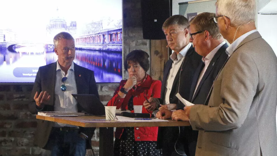 Ordførerne Terje Søviknes, Marianne Sandahl Bjorøy, Odd Harald Hovland og Harald Furre stilte til debatt med Erling Barlindhaug i KS.