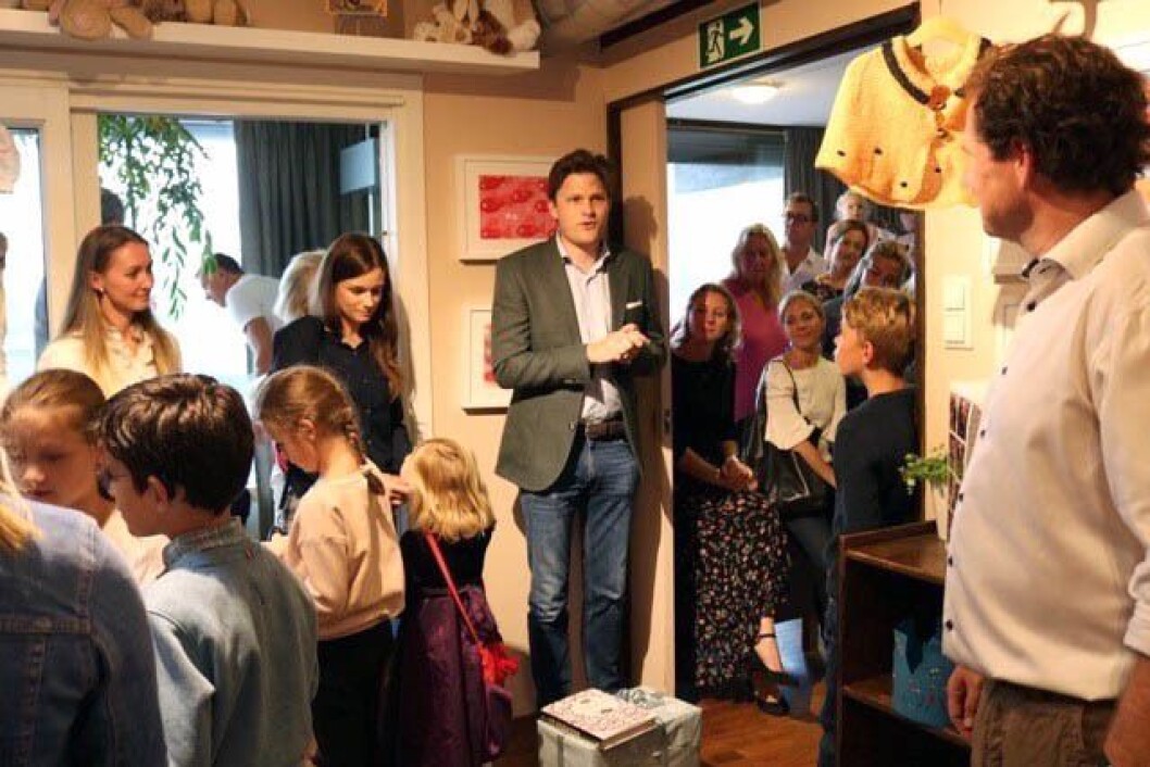 Foreldrerepresentant Kim Aasland holder tale til barnehagen på vegne av foreldrene under jubileumsfeiringen. Foreldrerepresentant Kim Aasland holder tale til barnehagen på vegne av foreldrene under jubileumsfeiringen.