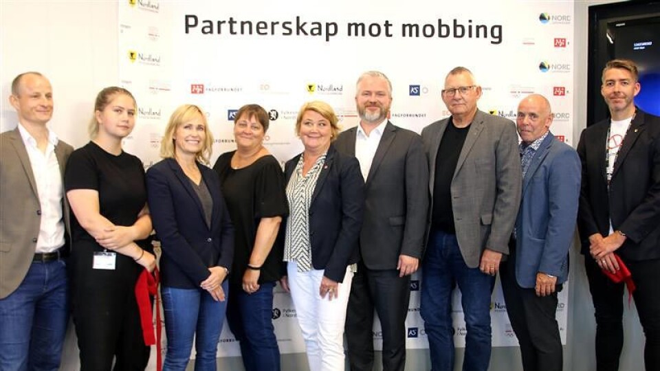 Sammen mot mobbing: Levi Gårseth-Nesbakk fra Nord universitet, Miriam Mærlen fra Elevorganisasjonen, Anne Lindbo fra Pbl, Anne-Merethe Larsos Kristensen fra Fagforbundet, fylkesråd Hild-Marit Olsen, Fylkesmann i Nordland Tom Cato Karlsen, Per-Oscar Schjølberg fra KS Reinert Aarseth fra Nordland idrettskrets og mobbeombud i Nordland Lasse Knutsen.