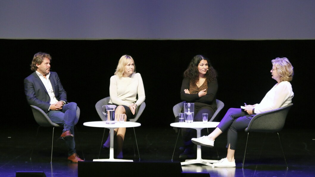 Det var ikke bare Angelica Kjos som delte sin historie under lederkonferansen. Komiker Rune Andersen startet dagen med å vise forestillingen Lykkeliten. Etterpå deltok begge i en panelsamtale med Trude Teige (til høyre) og PBL-direktør Anne Lindboe. Det var ikke bare Angelica Kjos som delte sin historie under lederkonferansen. Komiker Rune Andersen startet dagen med å vise forestillingen Lykkeliten. Etterpå deltok begge i en panelsamtale med Trude Teige (til høyre) og PBL-direktør Anne Lindboe.