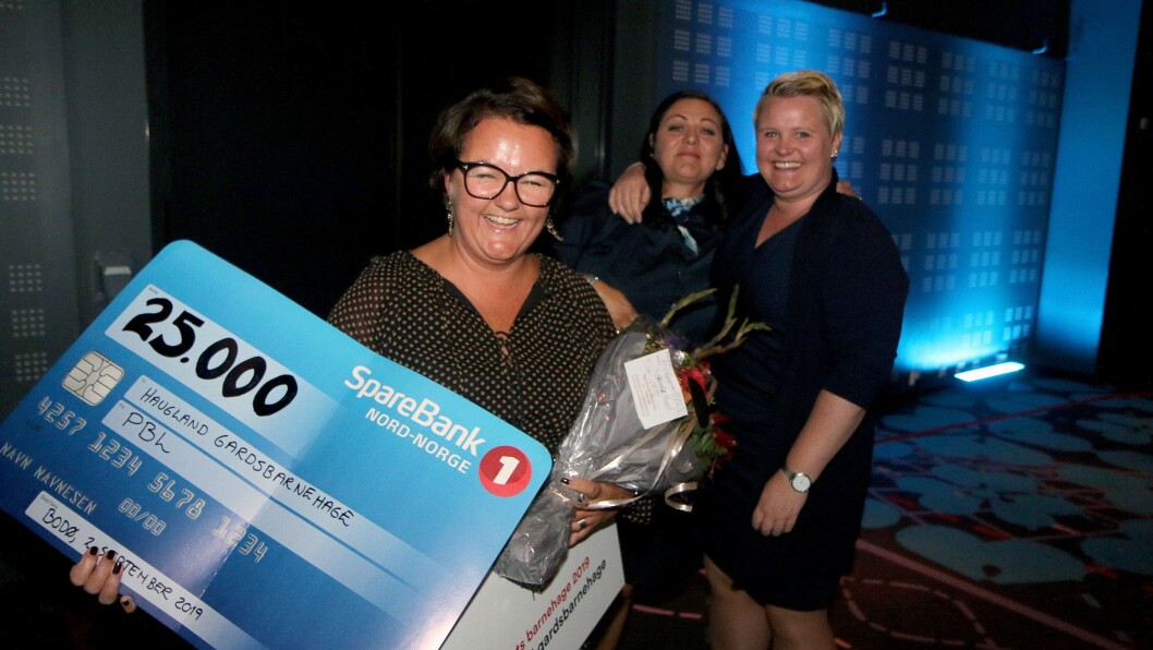 En stolt og rørt Kathrine Haugland kunne ta imot det synlige beviset på at Haugland gardsbarnehage er Årets barnehage i PBL, sammen med Marit Sikveland og Bente Kristin Solheim. En stolt og rørt Kathrine Haugland kunne ta imot det synlige beviset på at Haugland gardsbarnehage er Årets barnehage i PBL, sammen med Marit Sikveland og Bente Kristin Solheim.