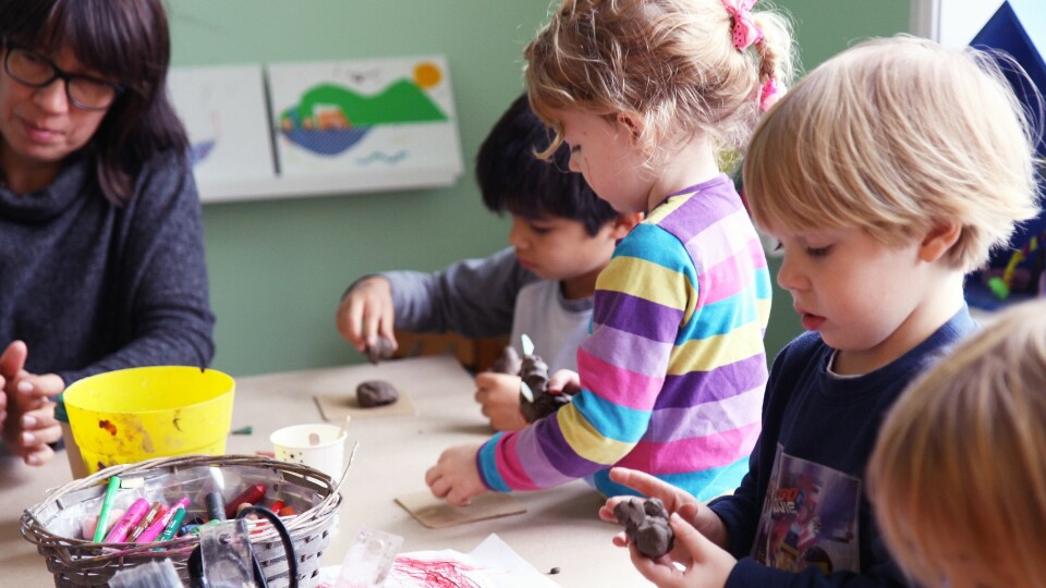 Barn fra Epleskogen barnehage er på besøk på Sjøholmen barnekunstsenter. Her lager de figurer i leire.