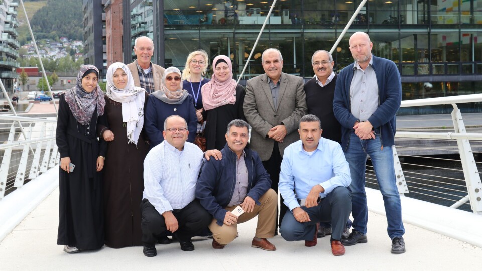 Bak fra venstre: Azza Al Sahhar (Gaza), (Somaya Iqelan) (Gaza), Øyvind Wistrøm (USN), Sanaa Abu Dagga (Gaza), Rasmia Adwan (Hebron), Nathmi Almasri (Gaza), Sami Adwan (Hebron) og Anders Davidsen (USN). Foran fra venstre: Kamal Makamra (Hebron), Nazmi Al-Masri (Gaza) og Mohammad Ajwa (Hebron).