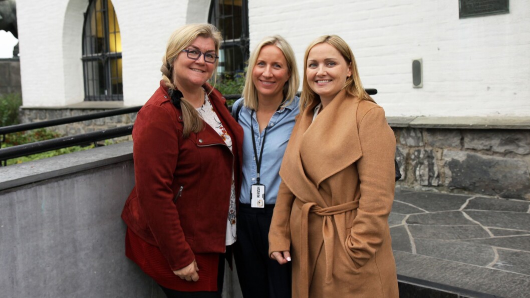 Snart skal alle ansatte i Bærum kommune som jobber med barn og unge få opplæring i hvordan man kan snakke med barn og i å forebygge og oppdage vold og overgrep. Fra venstre: Vibeke Bækkedal, avdelingsleder i Ås barnehage, Mari Oppedal, SLT-koordinator i Bærum kommune, og Karin Svendsen, styrer i Ås barnehage. Snart skal alle ansatte i Bærum kommune som jobber med barn og unge få opplæring i hvordan man kan snakke med barn og i å forebygge og oppdage vold og overgrep. Fra venstre: Vibeke Bækkedal, avdelingsleder i Ås barnehage, Mari Oppedal, SLT-koordinator i Bærum kommune, og Karin Svendsen, styrer i Ås barnehage.