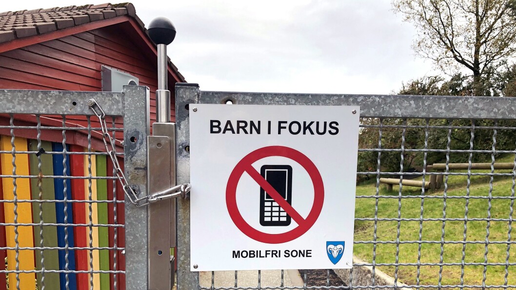 Dette skiltet møter foreldrene når de henter og leverer i Solås barnehage i Gjesdal. I likhet med de andre barnehagene i kommunen er barnehagen mobilfri sone. Dette skiltet møter foreldrene når de henter og leverer i Solås barnehage i Gjesdal. I likhet med de andre barnehagene i kommunen er barnehagen mobilfri sone.