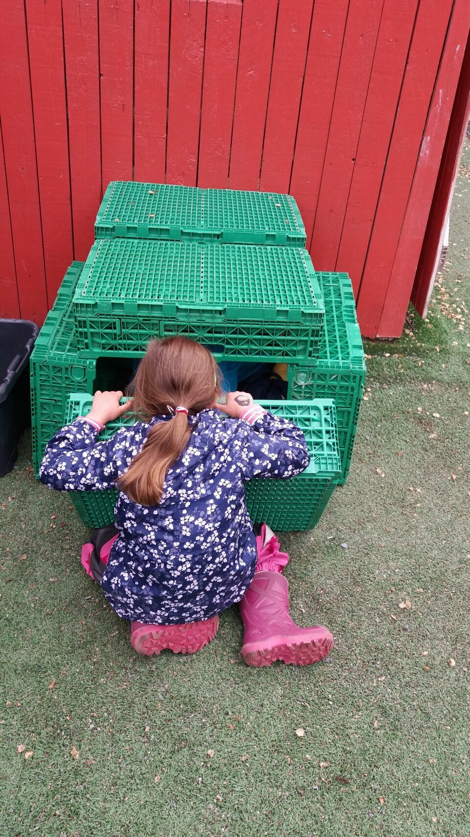 – De grønne grønnsakskassene vi har i barnehagen er veldig populære. Barna bruker dem til alt mulig, forteller styreren.