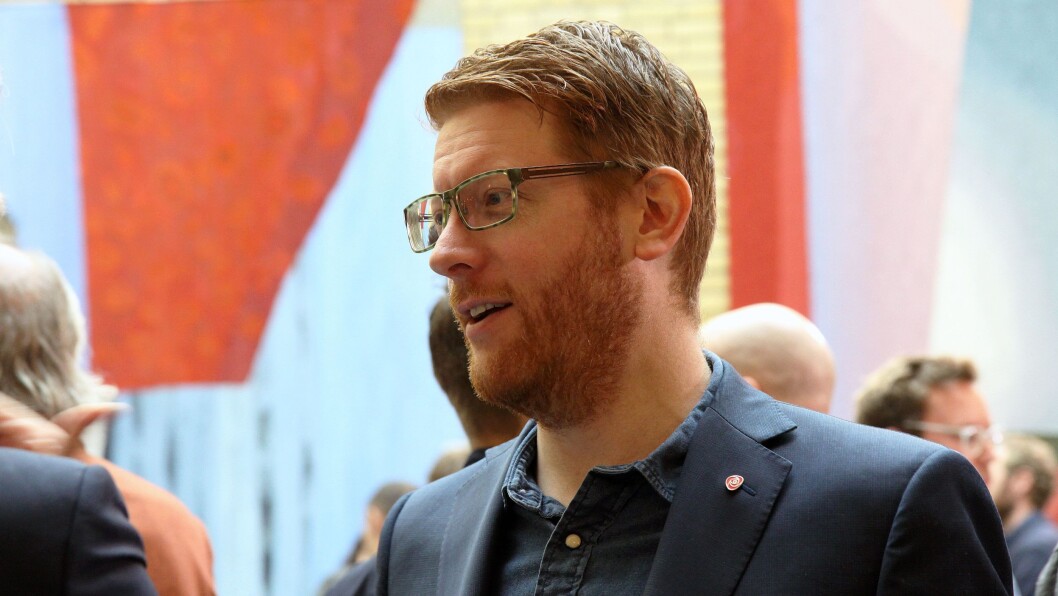 Martin Henriksen (Ap) stilte kunnskapsminister Jan Tore Sanner spørsmål om bemanningsnormen. Martin Henriksen (Ap) stilte kunnskapsminister Jan Tore Sanner spørsmål om bemanningsnormen.