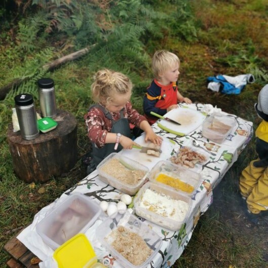 Fiskepinnefabrikken er klar. Nå skal det produseres hjemmelagde fiskepinner. Fiskepinnefabrikken er klar. Nå skal det produseres hjemmelagde fiskepinner.