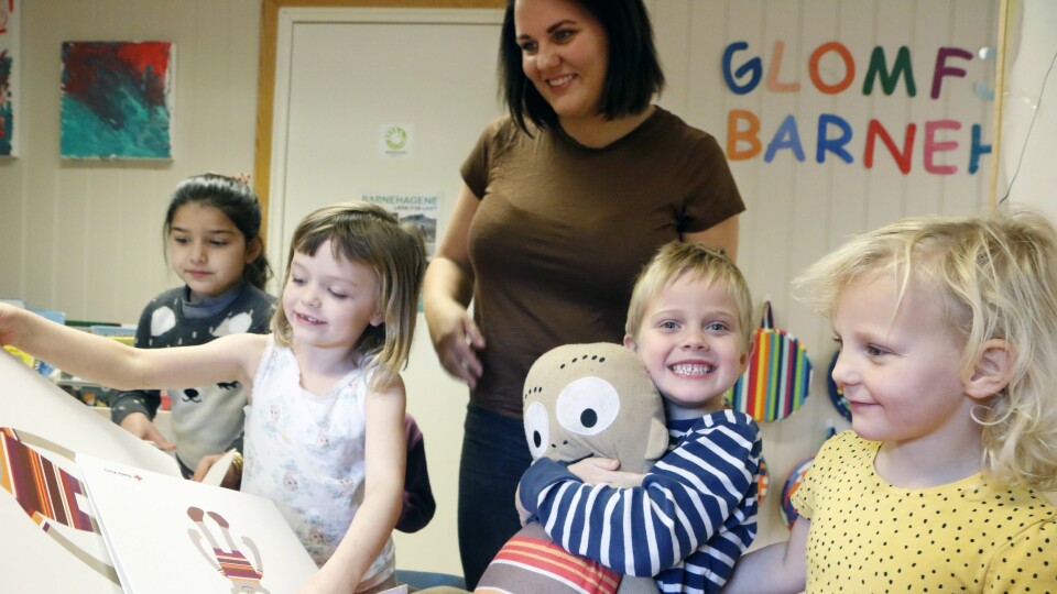 Barna i Glomfjord barnehage er godt kjent med Henry. Pedagogisk leder Charlotte Leonhardsen har også full kontroll på nødnumrene etter tre år med førstehjelpsdukken.