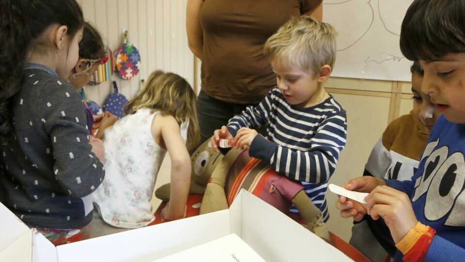 Hva er den beste medisinen mot stort sett det meste? Plaster! Barna i Glomfjord barnehage har lært seg det viktigste.