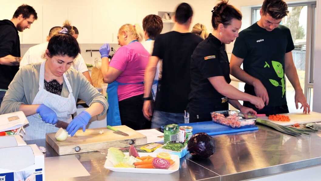 I løpet av kurset fikk deltakerne bryne seg på seks forskjellige retter, deriblant Halloumi-biff med tomattagliatelle og basilikum, sprøbakt kolje med ristede rotgrønnsaker og grønnsaksdipp, og vegetarisk lasagne med gresskarfrø og linser. I løpet av kurset fikk deltakerne bryne seg på seks forskjellige retter, deriblant Halloumi-biff med tomattagliatelle og basilikum, sprøbakt kolje med ristede rotgrønnsaker og grønnsaksdipp, og vegetarisk lasagne med gresskarfrø og linser.