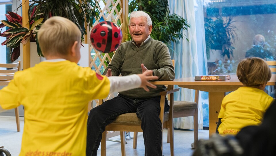 Denne høsten har barna i Gnist Myklebust flere ganger vært på besøk hos Herøy omsorgssenter for å spre glede og leke sammen med beboerne.