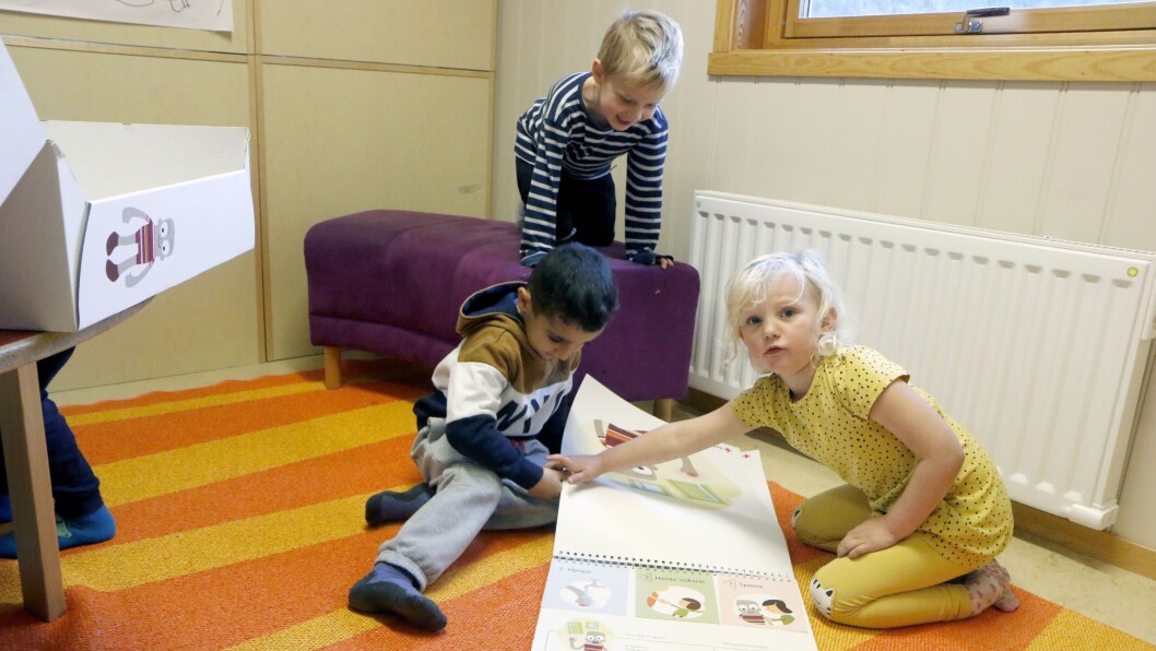 Henry-pakken består av en liten førstehjelpssekk, et pedagogisk veiledningshefte, en minnepinne med musikk og en flipover med illustrasjoner av Henrys uhell - i tillegg til selve dukken. Henry-pakken består av en liten førstehjelpssekk, et pedagogisk veiledningshefte, en minnepinne med musikk og en flipover med illustrasjoner av Henrys uhell - i tillegg til selve dukken.