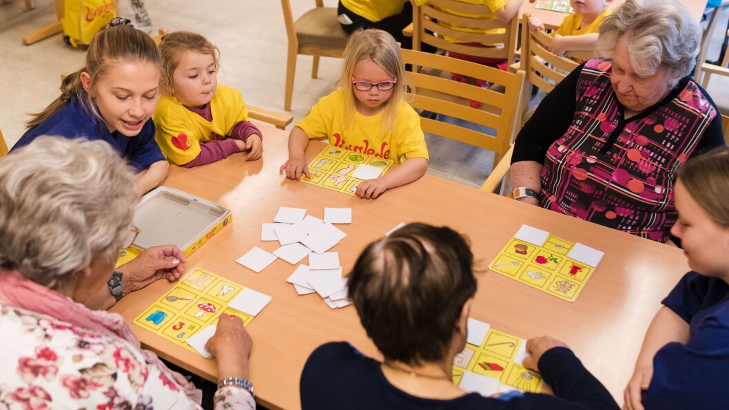 – Barna synes det er veldig kjekt å besøke omsorgssenteret og de har alltid med seg «Livsglede-kofferten» som inneholder aktiviteter de har lyst til å gjøre sammen med de eldre, sier leder Ann-Kristin Bøe Myklebust. – Barna synes det er veldig kjekt å besøke omsorgssenteret og de har alltid med seg «Livsglede-kofferten» som inneholder aktiviteter de har lyst til å gjøre sammen med de eldre, sier leder Ann-Kristin Bøe Myklebust.