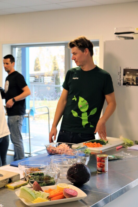 Tommy André Tovseth fra Espira Tristilbakken i aksjon på kjøkkenet. Tommy André Tovseth fra Espira Tristilbakken i aksjon på kjøkkenet.