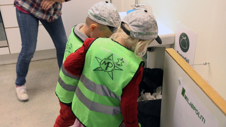 Skolestarterne Olav og Olea er på inspeksjon i barnehagen.