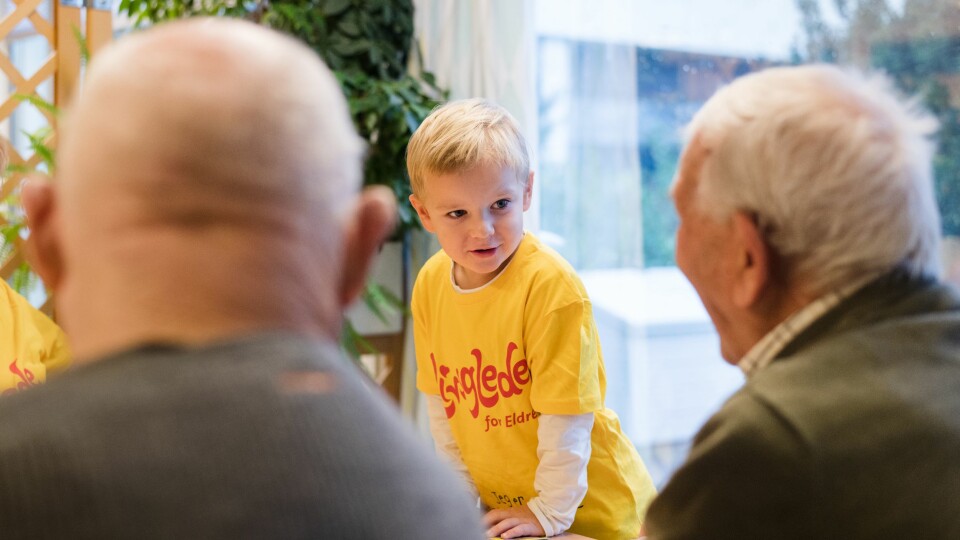 – De eldre er veldig glade når barna kommer på besøk og det skapes tillit veldig fort, sier barnehagelærer Oddveig Frøystadvåg Sævik.