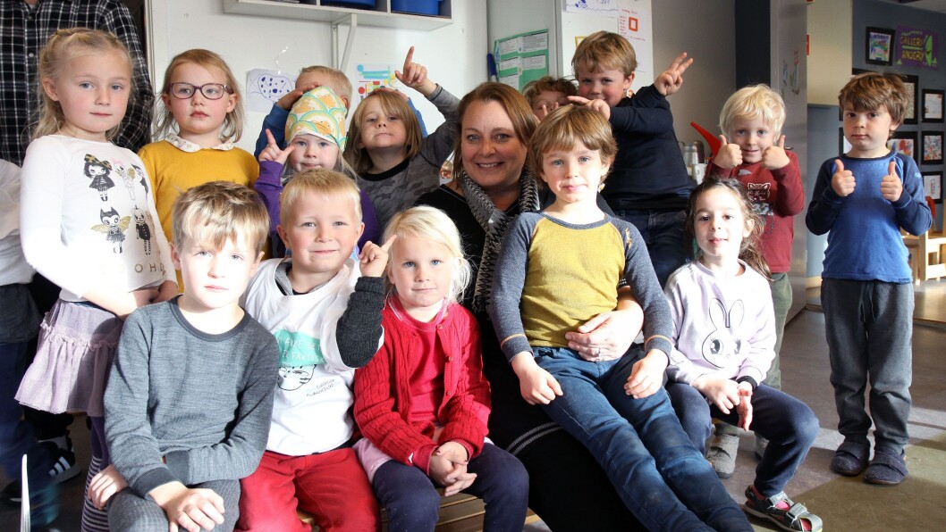 Pedagogisk leder Lene Lysell sammen med skolestartere i Huseby barnehage. Pedagogisk leder Lene Lysell sammen med skolestartere i Huseby barnehage.