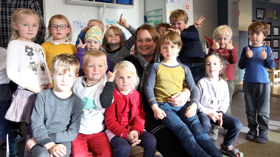 Pedagogisk leder Lene Lysell sammen med skolestartere i Huseby barnehage.