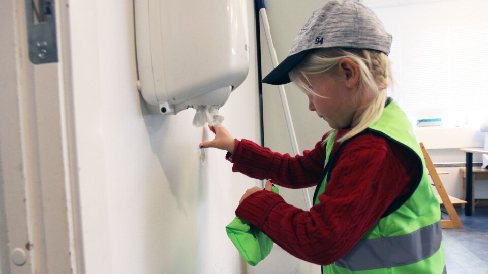 Et smilefjes henges opp på veggen til avdelingen.
