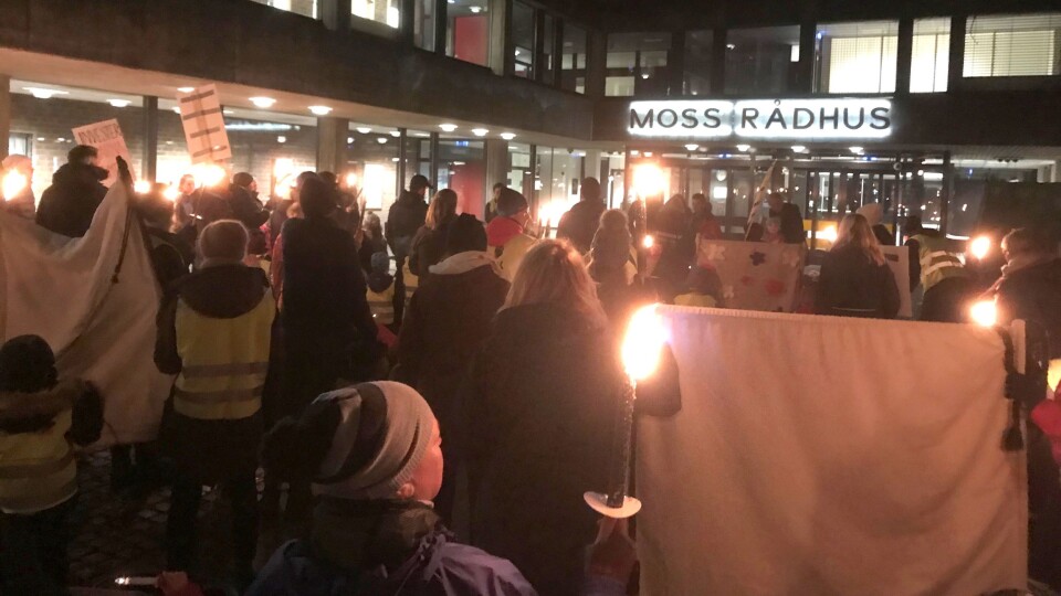 I Moss stilte store og små i fakkeltog. Kravet var at alle private barnehager skal få samme tilskudd.