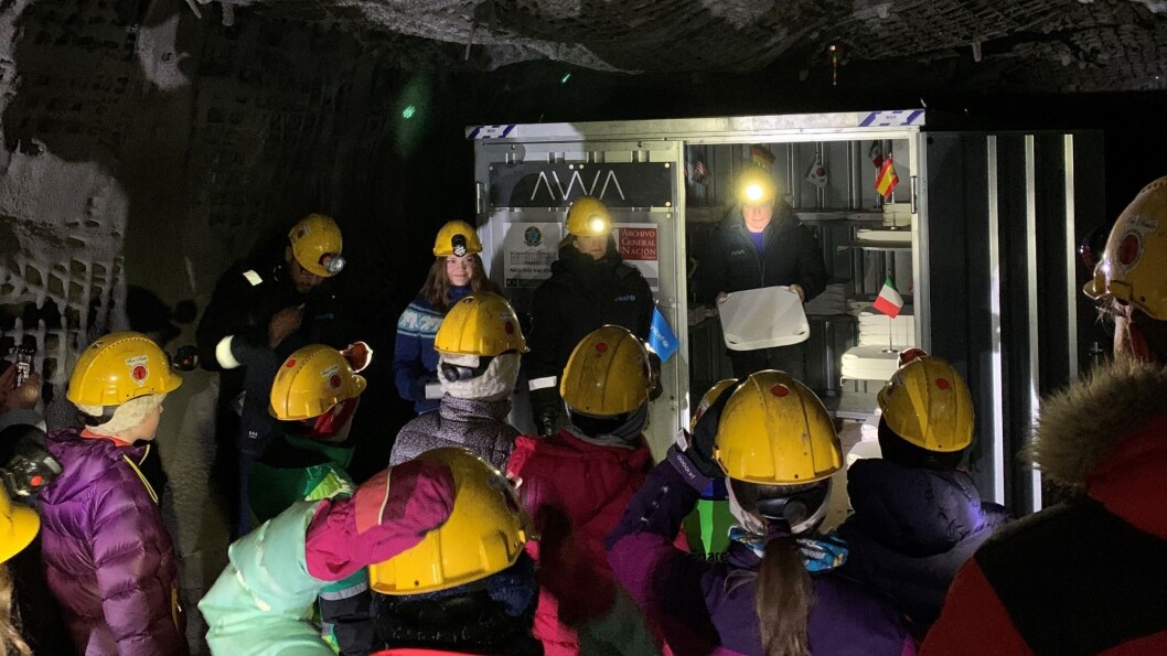 FNs konvensjon for barnets rettigheter ble på jubileumsdagen låst inne i Arctic World Archive på Svalbard, for alltid. FNs konvensjon for barnets rettigheter ble på jubileumsdagen låst inne i Arctic World Archive på Svalbard, for alltid.