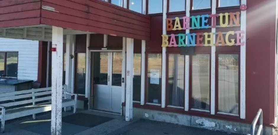 Barnetun barnehage lå i idrettshallen i Brønnøysund fram til leieforholdet med kommunen opphørte sommeren 2020.