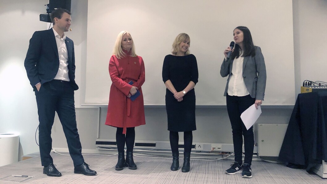 Fra venstre barne- og familieminister Kjell Ingolf Ropstad, første nestleder i KS Mette Gundersen, administrerende direktør i PBL Anne Lindboe og statssekretær i Kunnskapsdepartementet Julie Midtgarden Remen (H) under lanseringen av samarbeidet rundt Barnas verneombud. Fra venstre barne- og familieminister Kjell Ingolf Ropstad, første nestleder i KS Mette Gundersen, administrerende direktør i PBL Anne Lindboe og statssekretær i Kunnskapsdepartementet Julie Midtgarden Remen (H) under lanseringen av samarbeidet rundt Barnas verneombud.