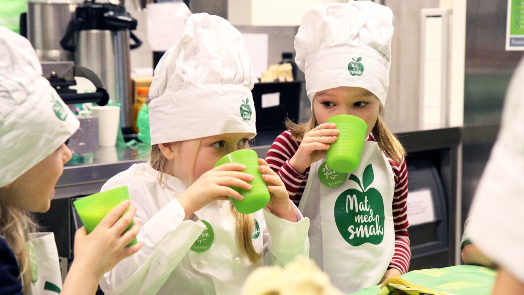 Barna får smake på smoothien som er laget av brune bananer og godt modnet mango. Barna får smake på smoothien som er laget av brune bananer og godt modnet mango.