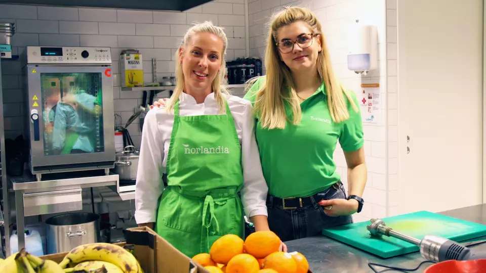 Fra venstre: Sara Holmberg, kokk i Norlandia Sjøflyhavna barnehage og daglig leder i barnehagen, Maria Soltvedt.