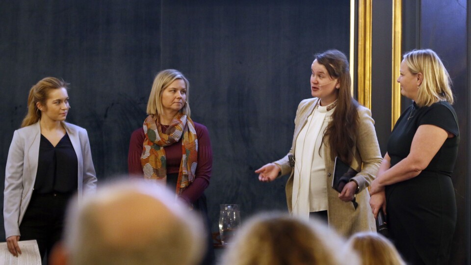 Mathilde Tybring Gjedde (H) og Guri Melby (V) på den ene siden mener det ikke er behov for en krisepakke for barnehagene nå. Marit Knutsdatter Strand (Sp) og Mona Fagerås (Sv) på sin side mener det er på høy tid at regjeringen blar opp for å sikre økonomien både i barnehagene og skolene. Bildet er tatt i en annen sammenheng.