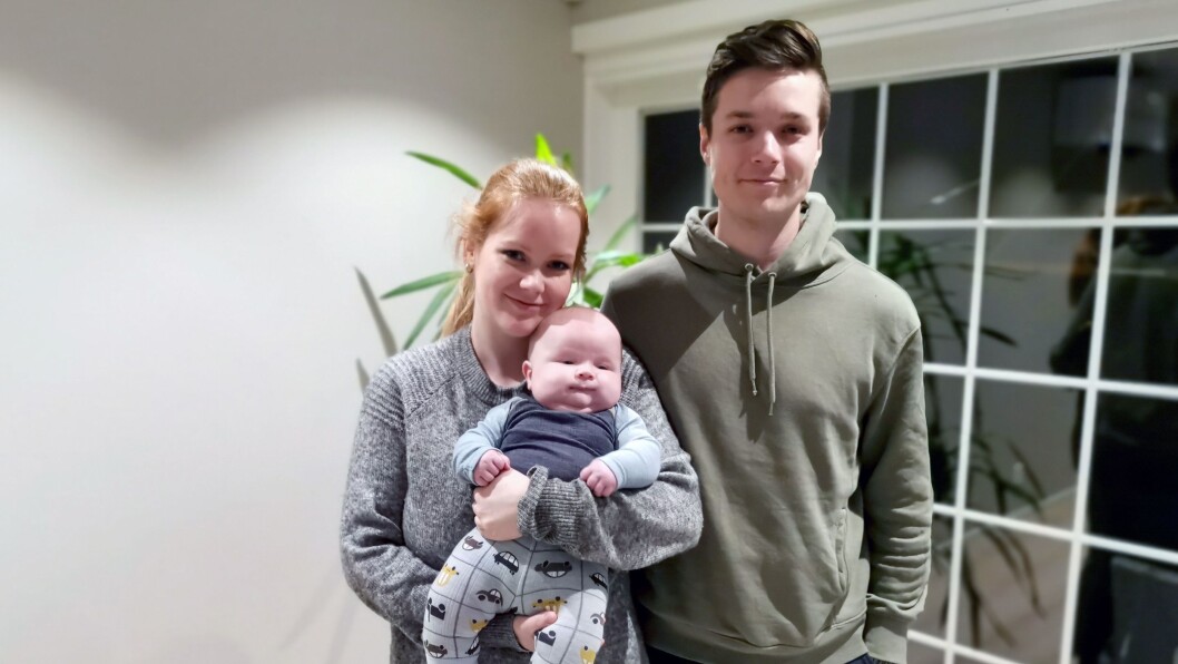 Stine Holter og Sebastian Dyrnes ble foreldre til Victor i november. Nå må de belage seg på å betale for en barnehageplass de ikke bruker i mange måneder - hvis de vil ha plass i en privat barnehage. Stine Holter og Sebastian Dyrnes ble foreldre til Victor i november. Nå må de belage seg på å betale for en barnehageplass de ikke bruker i mange måneder - hvis de vil ha plass i en privat barnehage.