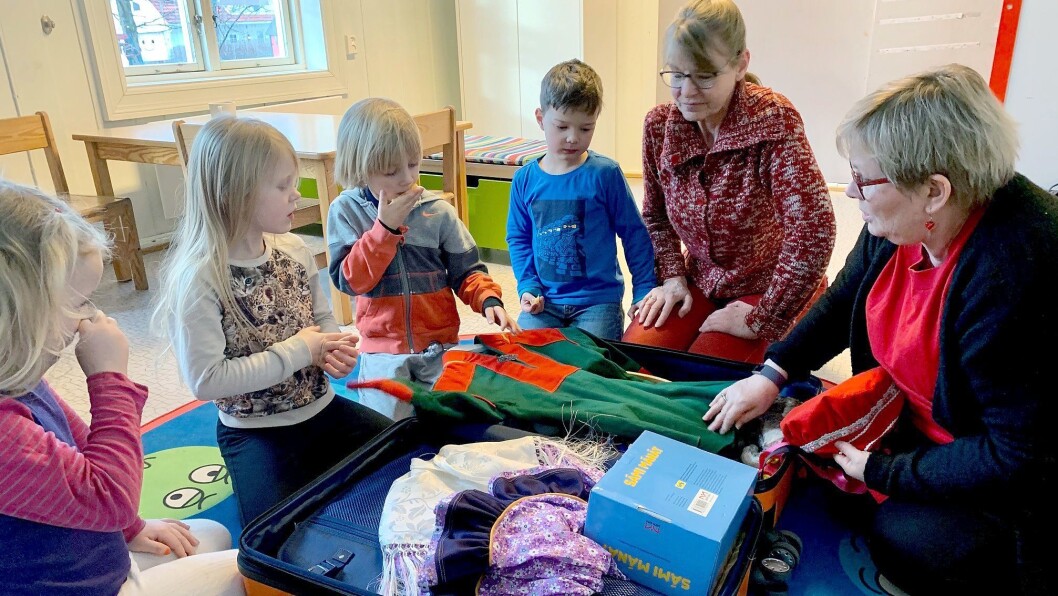 Kristin Roen (til venstre) og Birgit Somby i Disen Gård Kanvas-barnehage har utviklet samiske ressurskofferter som lånes ut til alle Kanvas-barnehager. Kristin Roen (til venstre) og Birgit Somby i Disen Gård Kanvas-barnehage har utviklet samiske ressurskofferter som lånes ut til alle Kanvas-barnehager.