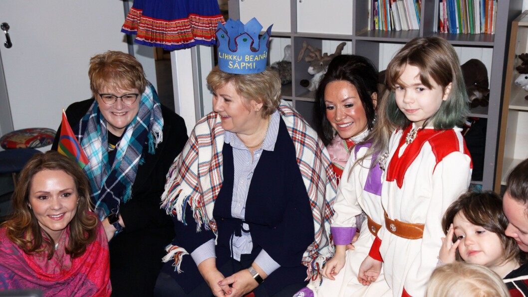 Erna Solberg fikk en krone av barnehagebarna som det sto «lihkku beivviin Sápmi» (gratulerer med dagen Sápmi) på. Erna Solberg fikk en krone av barnehagebarna som det sto «lihkku beivviin Sápmi» (gratulerer med dagen Sápmi) på.