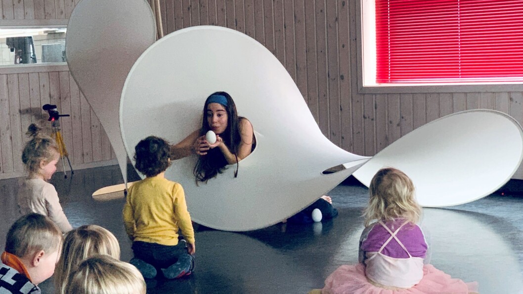 Maria Ines Rodrigues i Companhia de Música Teatral spiller forestilling for barna i Norlandia Vardefjellet barnehage. Maria Ines Rodrigues i Companhia de Música Teatral spiller forestilling for barna i Norlandia Vardefjellet barnehage.
