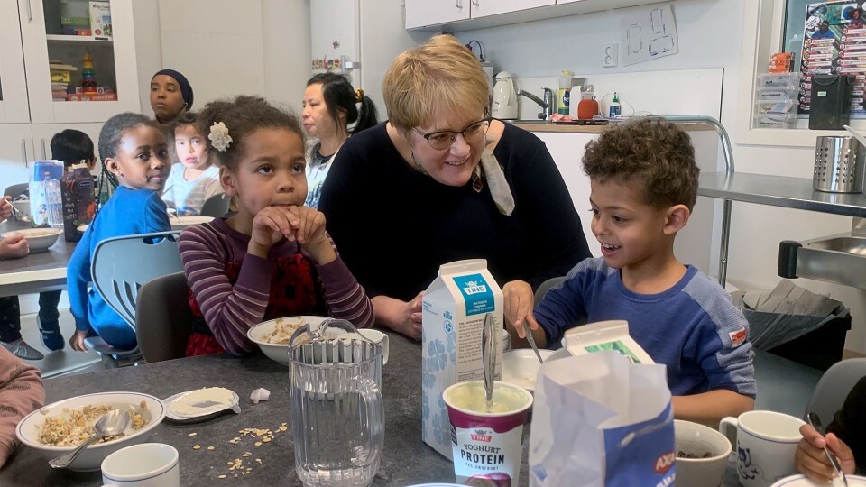 Kunnskaps- og integreringsminister Trine Skei Grande (V) var i dag på besøk i Lilleslottet barnehage på Romsås, der hun blant annet fikk med seg formiddagsmaten.