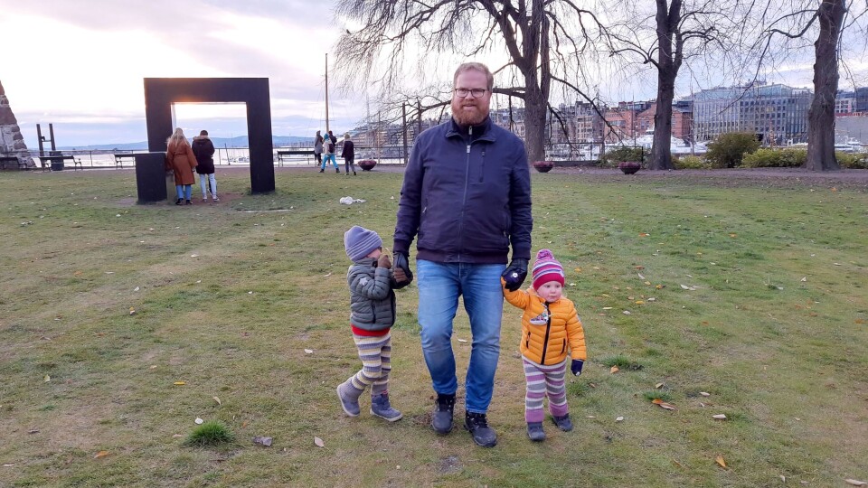 Sigbjørn Strand har to barn i barnehagealder, og jobber med å dele nyttig informasjon på nettsiden Foreldrehverdag.