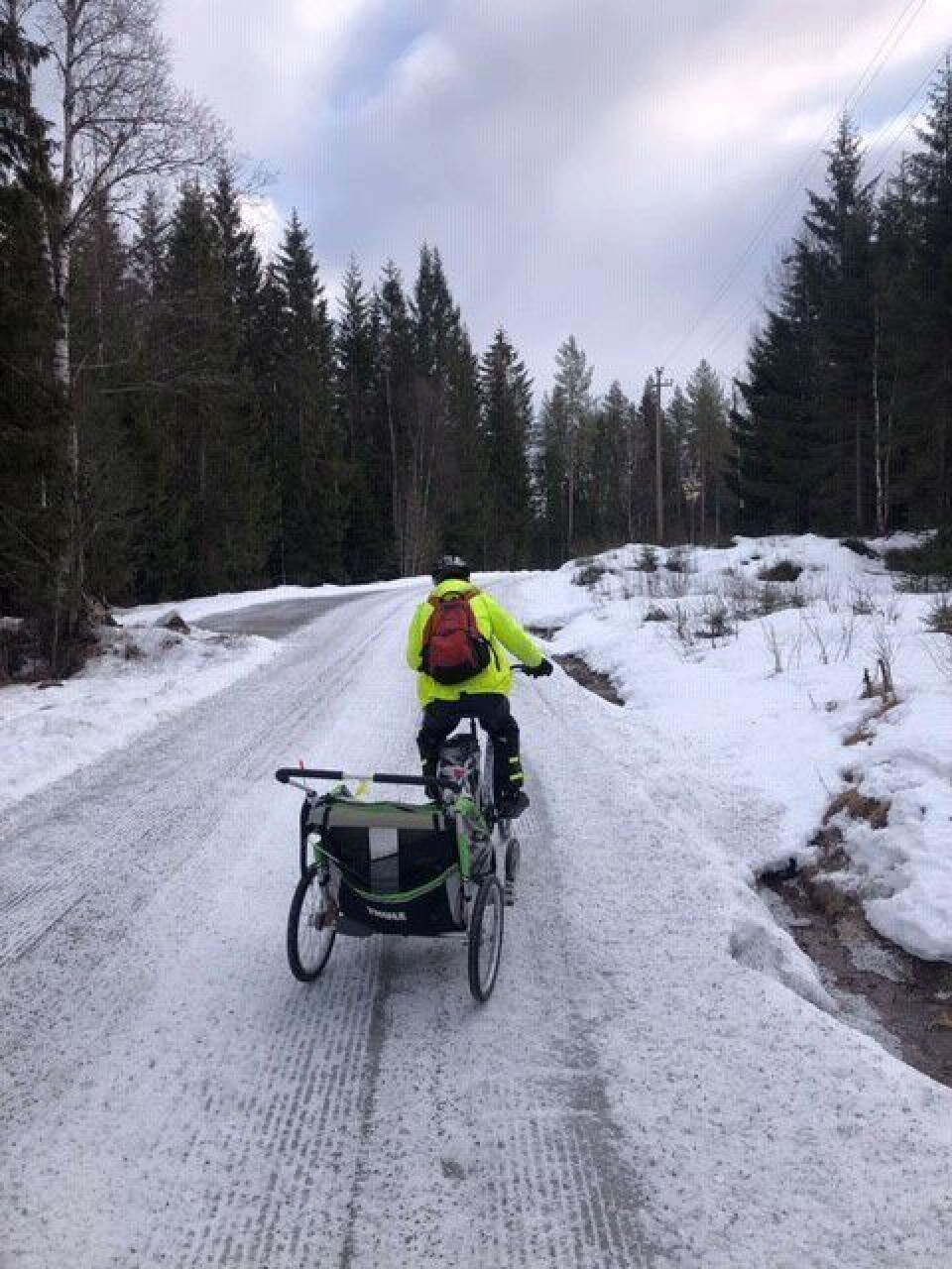 Utstyr og mat ble fraktet til overnattingsstedet til fots og på sykkel takket være hjelpsomme foreldre.