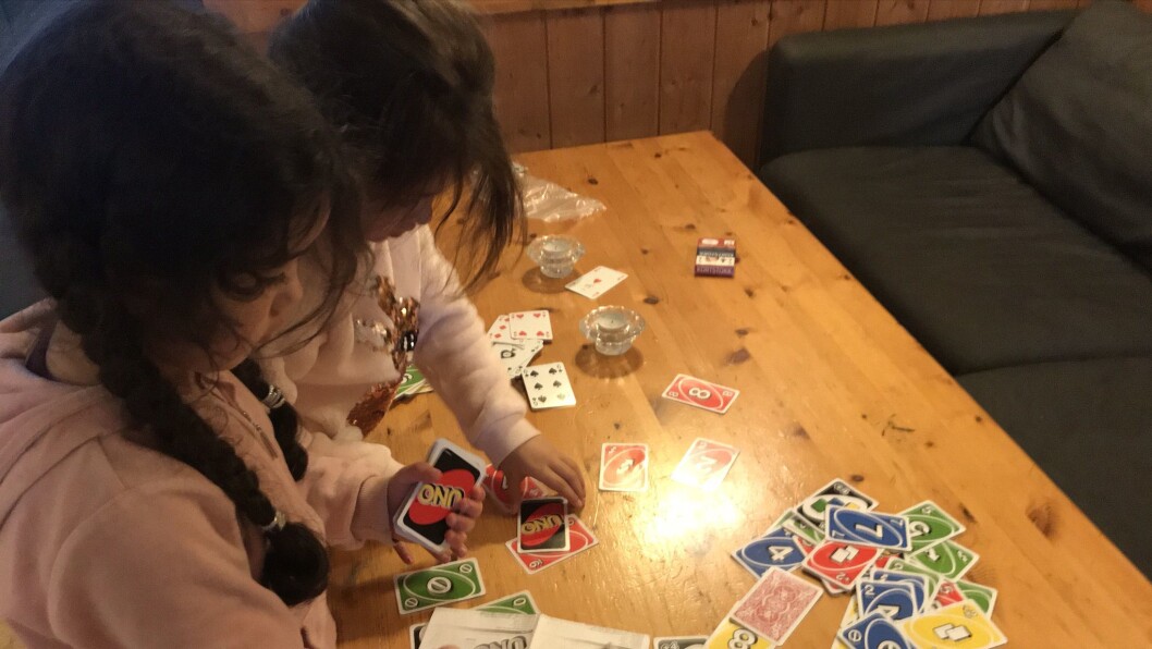 Spill og lek inne på kapellet før middag. Spill og lek inne på kapellet før middag.