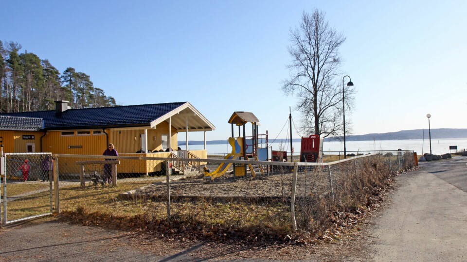 Sollerudstranda barnehage ligger nesten helt i vannkanten ved Sollerudstranda. Bildet ble tatt da barnehage.no besøkte barnehagen i februar.