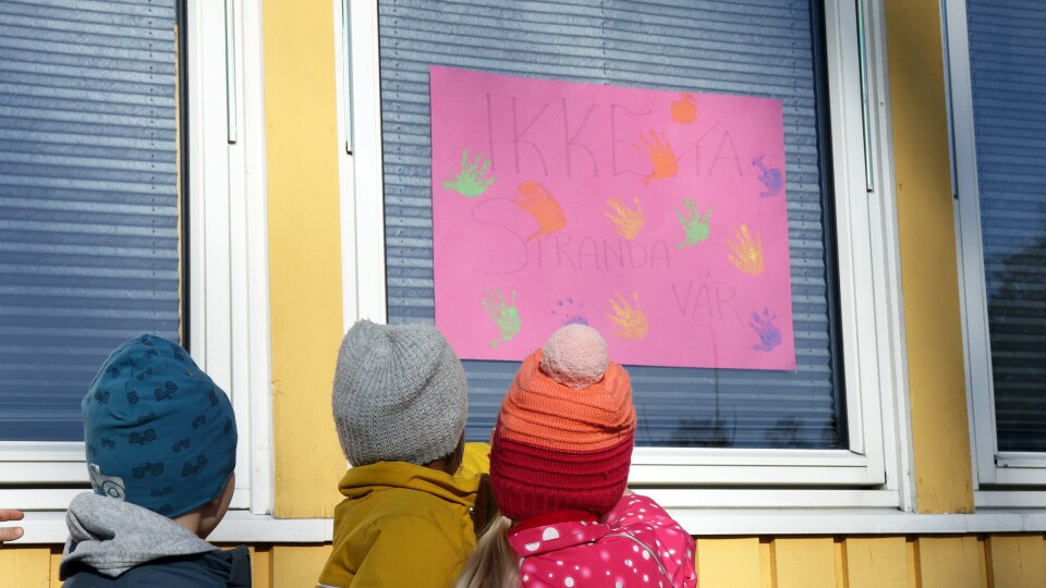 «Ikke ta stranda vår!» står det på plakaten som henger i barnehagens vindu.