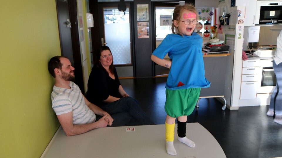 Anna er høyt og lavt inne på Revehiet. Her er både mamma Torild og pappa Morten på besøk i barnehagen.