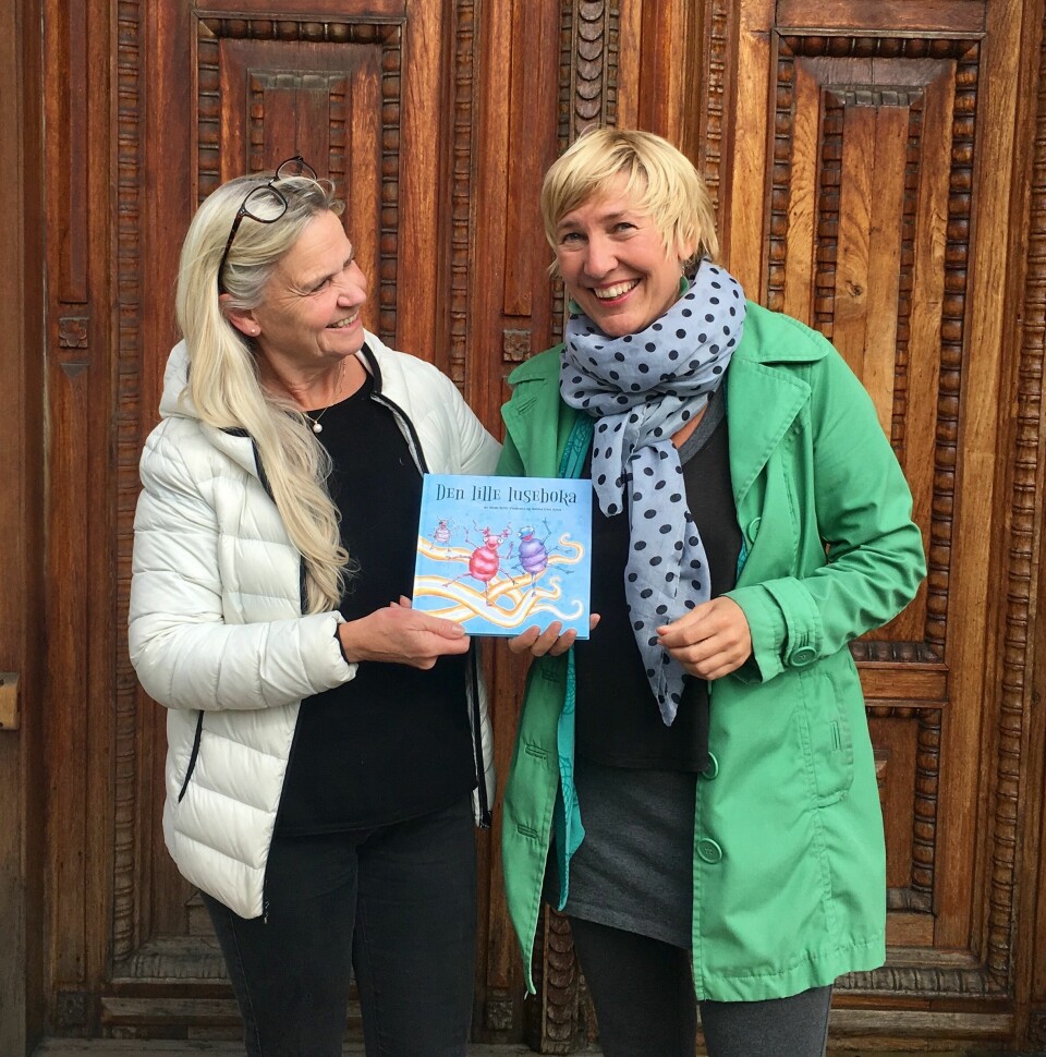 Mimi Britt Vindenes og Selma Iren Arnø, har gitt ut Den lille luseboka på eget forlag.