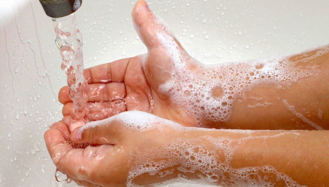 Folkehelseinstituttet understreker at god hoste- og håndhygiene reduserer smitte ved alle luftveisinfeksjoner, også smitte med nytt koronavirus. Folkehelseinstituttet understreker at god hoste- og håndhygiene reduserer smitte ved alle luftveisinfeksjoner, også smitte med nytt koronavirus.