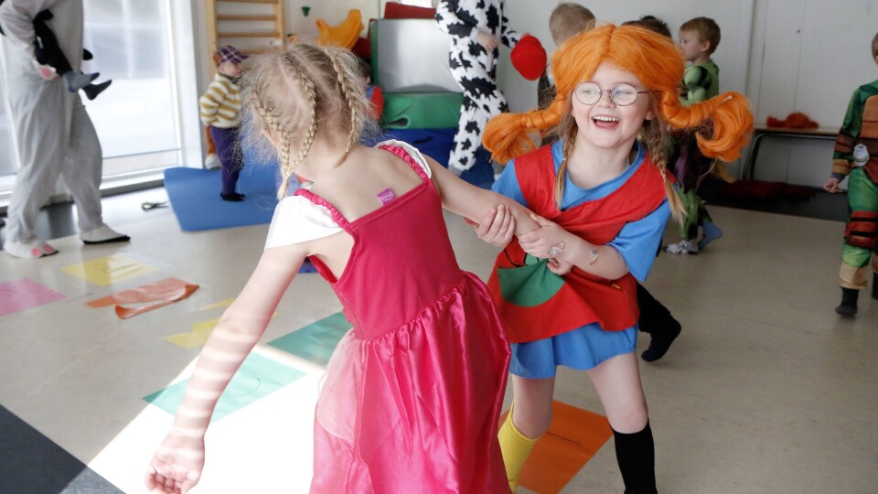 Anna sammen med Olivia, en av de gode vennene sine på Revehiet.
