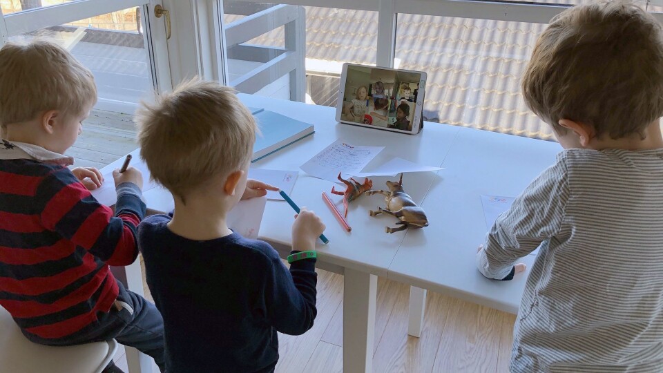 Slik ser den digitale barnehagen ut hjemme hos Jostein Røraas, som selv har tre barn hjemme akkurat nå - sønnen og fetterne hans.