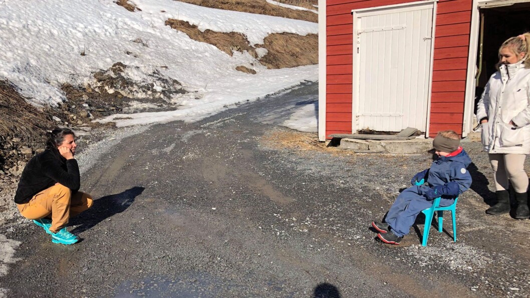 – Barna synes nok det er litt rart å måtte holde så god avstand til oss, men de er veldig lydhøre og flinke til å følge denne regelen, sier Kjørven. – Barna synes nok det er litt rart å måtte holde så god avstand til oss, men de er veldig lydhøre og flinke til å følge denne regelen, sier Kjørven.